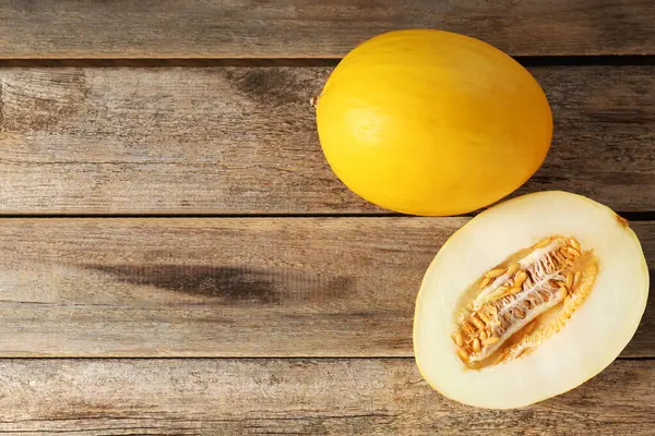 Kesilmiş ve olgun karpuzlar ahşap masada, üst tarafta. Metin için boşluk
