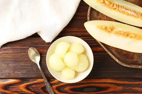 Olgun karpuzu ahşap masada düz bir şekilde yatıyordu.