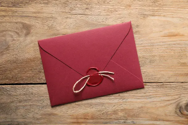 Balmumu mühür ve sicimle ahşap masa, üst manzara