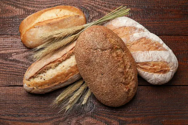 Tahta masada farklı ekmek ve buğday çivileri var.