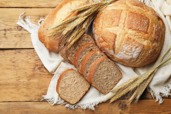 Tahta masada farklı ekmek ve buğday çivileri var. Metin için boşluk