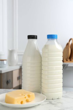 Süt ve peynir beyaz mermer masa içinde. Süt ürünleri