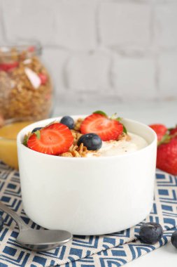 Tahıllı yoğurt, böğürtlen ve bal, yakın plan.