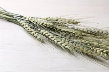 Açık ahşap masada bir sürü yeşil buğday çivisi, yakın plan.