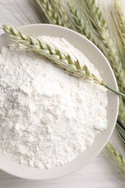 Yeşil buğday çivileri ve un ışık masasında, düz yatıyordu.