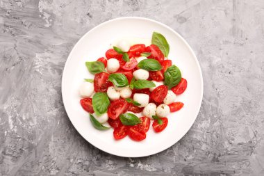 Peynirli Caprese salatası, domates, fesleğen ve baharat.