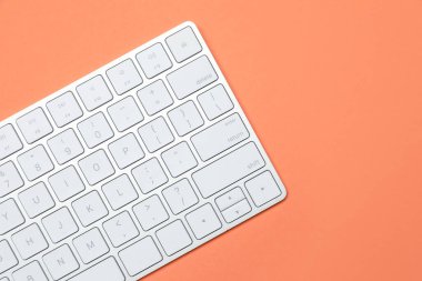 Renkli arka planda modern beyaz kablosuz klavye, üst görünüm. Metin için boşluk