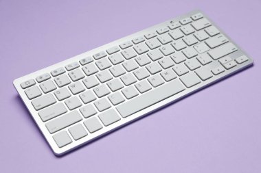 Menekşe arkaplanda modern beyaz kablosuz klavye