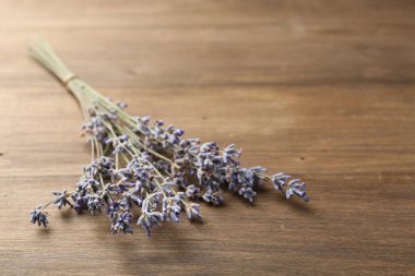 Ahşap masada lavanta çiçekleri, yakın plan. Metin için boşluk