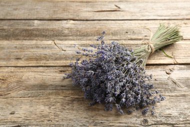 Ahşap masadaki aromatik lavanta çiçekleri, yakın plan. Metin için boşluk