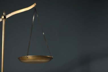 Gri arka planda adalet terazisi, yakın plan. Metin için boşluk