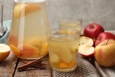 Ahşap masada elmalarla lezzetli bir karışım, yakın plan.