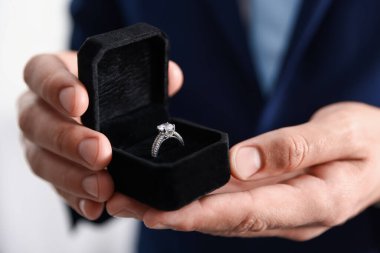 Evlenme teklif ediyorum. Nişan yüzüklü adam içeride, yakın plan.