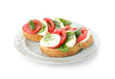 Peynirli, domatesli ve fesleğenli lezzetli sandviçler beyaz üzerine izole edilmiş.