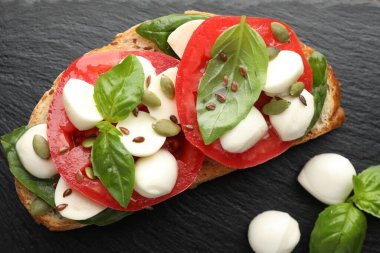 Peynirli, domatesli ve fesleğenli nefis bir sandviç.