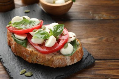 Mozarella peynirli, domatesli ve fesleğenli nefis sandviç.