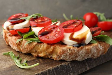 Mozarella peynirli lezzetli sandviç, balzamik sos, domates ve roka, yakın plan.