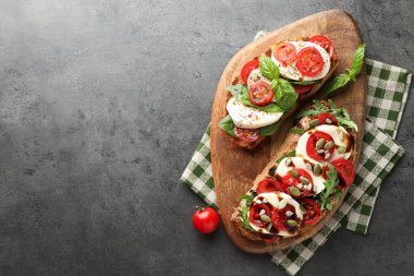 Mozarella peynirli ve domatesli lezzetli sandviçler. Metin için boşluk