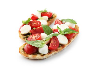 Peynirli, domatesli ve fesleğenli lezzetli sandviçler beyaz üzerine izole edilmiş.