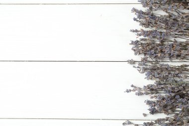 Beyaz ahşap masa üzerinde kokulu lavanta çiçekleri, düz yatıyordu. Metin için boşluk