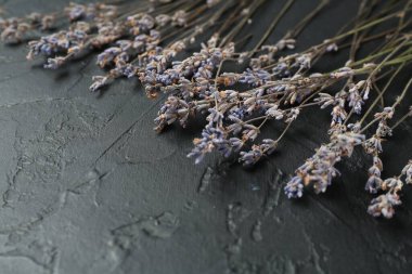 Siyah desenli masa üzerinde kokulu lavanta çiçekleri, yakın plan. Metin için boşluk