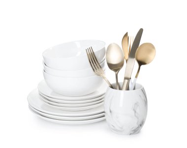 Temiz bulaşık takımı ve çatal bıçak yığını beyaza izole edilmiş.