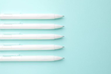 Açık mavi arka planda beyaz kalemler, düz yatıyordu. Metin için boşluk