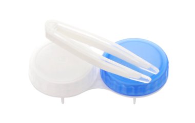 Beyaz üzerine izole edilmiş kontak lens ve cımbız kutusu