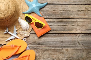 Yaz tatili zamanı. Dünya haritası, pasaport, oyuncak uçak ve tahta masadaki plaj aksesuarları, düz yatak. Metin için boşluk