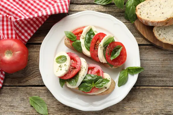 Peynirli, domatesli ve fesleğenli lezzetli sandviçler.