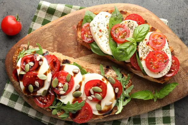 Mozarella peynirli ve domatesli lezzetli sandviçler.