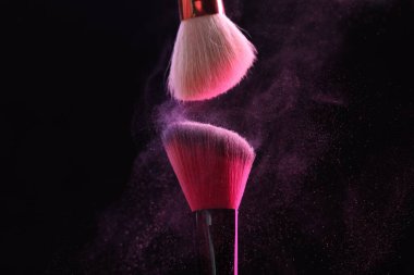 Siyah arkaplanda renk farlı makyaj fırçaları, yakın plan