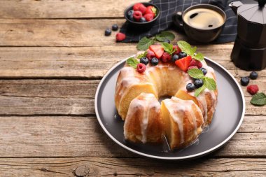 Lezzetli kek parçaları, böğürtlenli, jöleli ve nane şekerli ahşap masa, yakın plan. Metin için boşluk