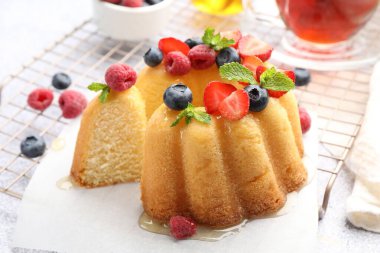 Böğürtlenli, ballı ve nane şekerli kek, yakın plan.