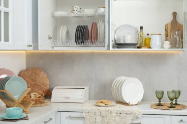 Farklı bulaşık takımları, bardaklar ve diğer mutfak aletleri.