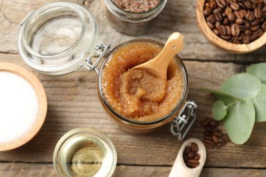 Doğal vücut fırçası ve malzemeler ahşap masada, düz yerde.