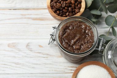 Doğal vücut fırçası cam kavanoz ve ahşap masa üzerindeki malzemeler. Metin için boşluk