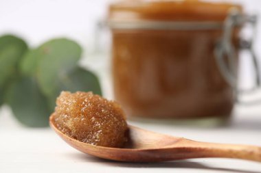 Beyaz masada kaşıkla ovalanan doğal vücut, yakın plan.