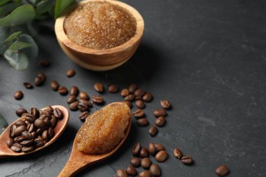 Doğal vücut fırçası ve malzemeleri siyah masaya, yakın plan. Metin için boşluk