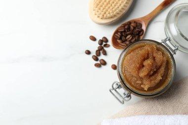 Doğal vücut fırçası ve malzemeler beyaz masada, düz yerde. Metin için boşluk