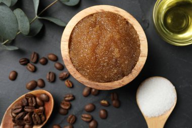 Doğal vücut fırçası ve malzemeler siyah masada, düz yerde.