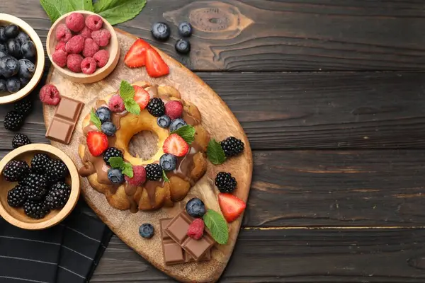 Böğürtlenli, çikolatalı ve nane şekerli bir kek. Metin için boşluk