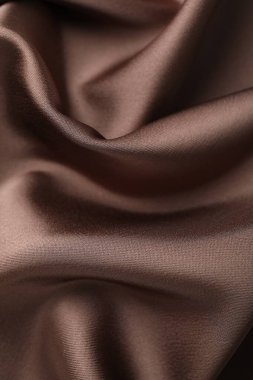 Arkaplan olarak buruşuk açık kahverengi ipek kumaş, yakın plan