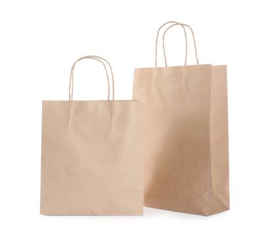 Beyaz üzerine izole edilmiş iki kese kağıdı.