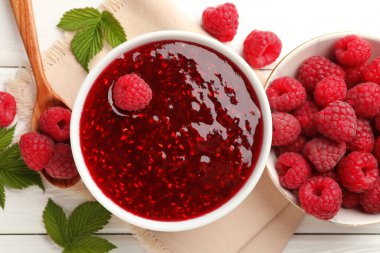 Tatlı ahududu reçeli kasede ve böğürtlen beyaz ahşap masada, düz yatıyordu.