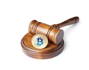 Kripto para birimi. Bitcoin ve yargıç tokmağı beyazda izole edildi