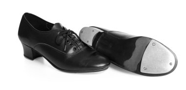Beyaza izole edilmiş bir çift step ayakkabısı. Step dansı.
