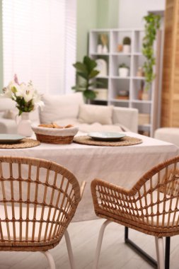 Yemek odasında sandalye ve dekor olan şık bir masa. İç tasarım