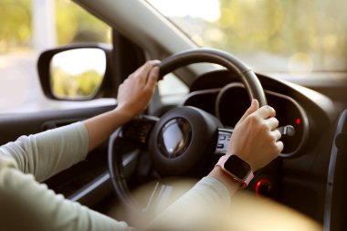 Modern arabanın direksiyonundaki kadın, yakın plan.