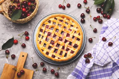 Lezzetli vişneli turta ve gri desenli masada böğürtlen, düz uzanmış